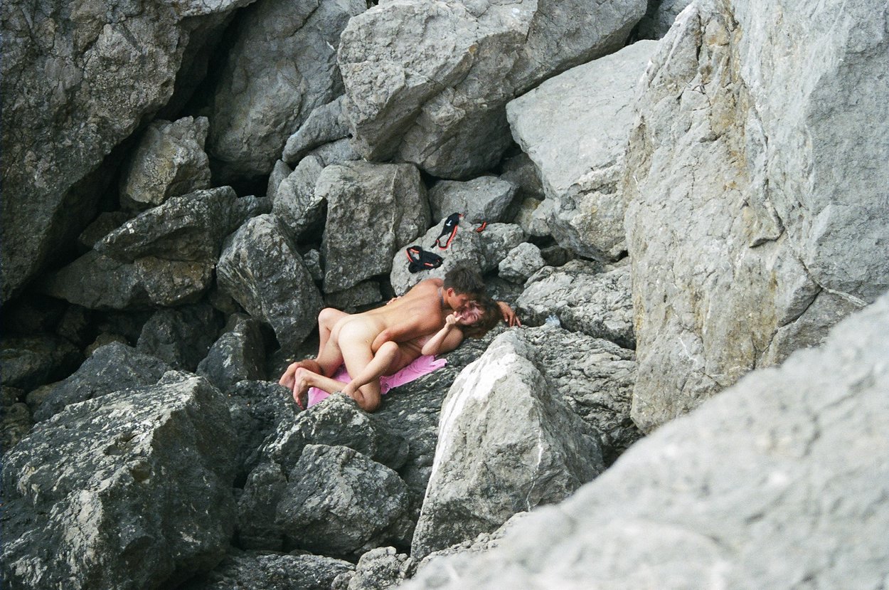 Голые сучки отдыхают в горах - порно фото